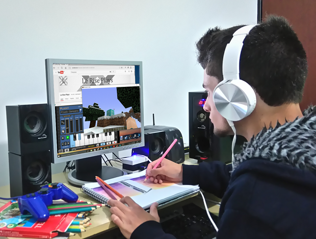 O estudante Levi Vilas Boas Bueno, 16 anos, utiliza a técnica do degradê para pintar quadros que retratam lugares, paisagens, objetos, animais, entre outros. Foto: Arquivo da Escola